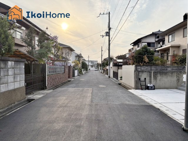 神戸市西区糀台２期　１号棟　新築戸建の前面道路含む現地写真|【ホームページに現地動画掲載中】●年中無休：当日予約可●南東向き前面道路広く約6.4m！