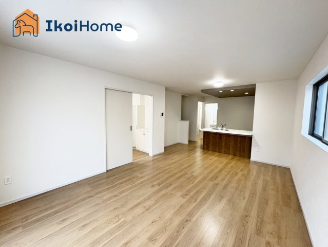 神戸市西区糀台２期　１号棟　新築戸建の居間・リビング|【ホームページに現地動画掲載中】●年中無休：当日予約可●人気の対面式のキッチンで明るい！