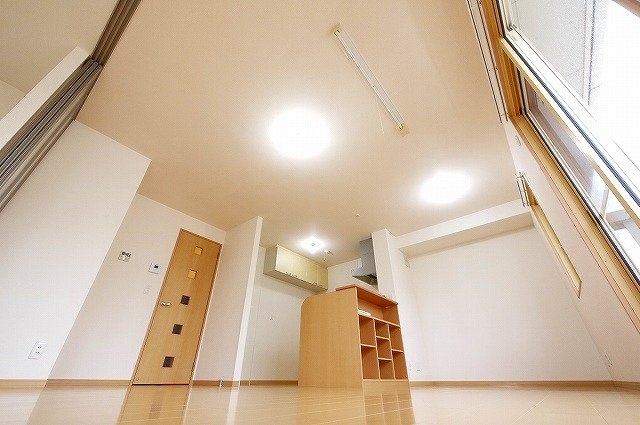 リビングタウン州見台　Ｄ棟の居間・リビング|こちらのリビングで趣味の時間をお楽しみください