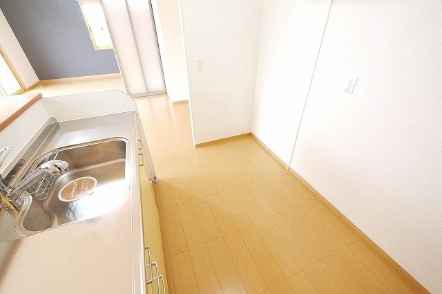 リビングタウン州見台　Ｄ棟のキッチン|冷蔵庫などもしっかり置けるキッチンです