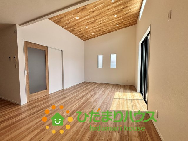 ワイウッドコート古河市大堤第５期　新築一戸建て　01の居間・リビング