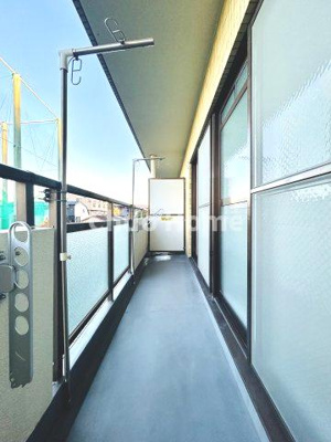 【バルコニー】 | ウッディライフお花茶屋 | 【バルコニー】幅もあって、奥行きもあるゆとりのバルコニー。洗濯物を干したり乾かしたりだけでなく、ただ出てみるだけでも気持ちいいですよ。