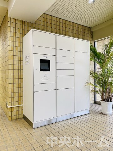 ウッディライフお花茶屋の設備|【宅配ボックス】在宅時・不在時に関わらず、居住者の代わりに非対面で宅配物を受け取ってくれる便利な設備です。わかりやすくご説明致しますので見学時にはお部屋だけではなく共用部分もぜひチェックしてください。