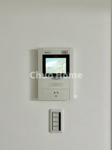 ウッディライフお花茶屋のセキュリティ|【モニターホン】誰が来たかすぐにわかるカラーモニター付きインターホン。通話ボタンを押すまでは室内の音は漏れていませんので相手を確かめてから応対できます。