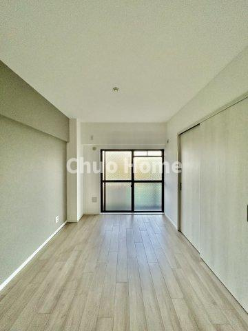 ウッディライフお花茶屋の寝室|【寝室】心と体をゆったりと安らげる主寝室。寝室のゆとりが大きい分だけ、暮らしの安らぎは深まります。一日の疲れを癒すだけでなく、ご夫婦の親密な語らいを紡ぎ出します