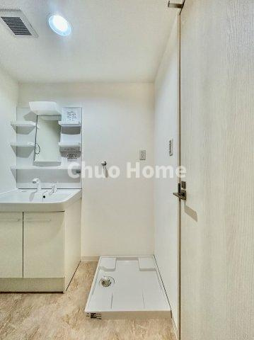 ウッディライフお花茶屋のランドリースペース|【ランドリースペース】担当者がスケールを持ち歩いておりますので、ご見学時には現在お使いの洗濯機などがきちんと収まるかなどもチェックして下さい。見学前に測っておくと非常に便利だと思います。