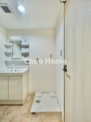 【ランドリースペース】 | ウッディライフお花茶屋 | 【ランドリースペース】担当者がスケールを持ち歩いておりますので、ご見学時には現在お使いの洗濯機などがきちんと収まるかなどもチェックして下さい。見学前に測っておくと非常に便利だと思います。