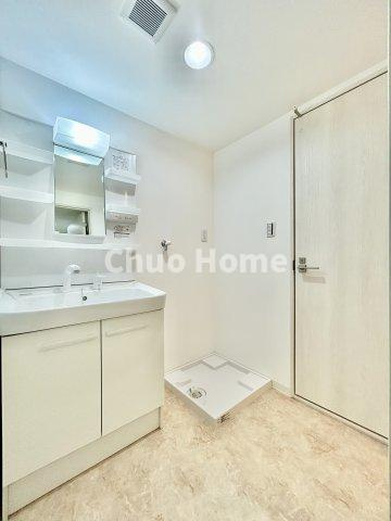 ウッディライフお花茶屋の脱衣所|【洗面所】明るい洗面所は朝をすっきりさせてくれる空間です。バタバタしている忙しい朝でも収納が多い洗面台では短い時間で効率良く支度ができます。