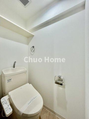 【トイレ】 | ウッディライフお花茶屋 | 【トイレ】 収納スペースをしっかりと確保した温水洗浄便座機能付きトイレ。温水洗浄便座は清潔にお使いいただくための大切なアイテムです。