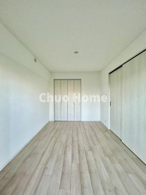 【洋室】 | ウッディライフお花茶屋 | 【洋室】快適に過ごす条件は、一人ひとり違います。だからこそ飾り過ぎないシンプルな内装と偏り過ぎないデザインで統一しております。居住していく中でオーナー様だけの【マイホーム】に創り上げて下さい