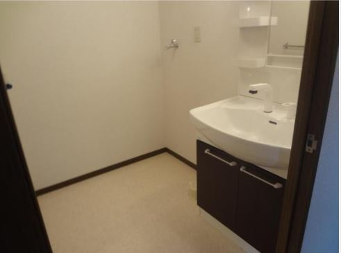 グリーンビル旗崎【キャッシュバック対象物件】の洗面所|独立洗面台、小物を置くことができて便利です