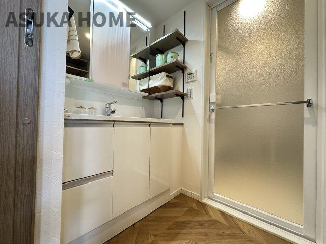 コスモヒルズ永田山王台 の洋室|収納力のあるクローゼット付でお部屋をすっきり広く使えますね。