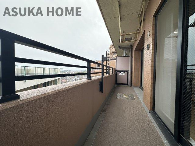 コスモヒルズ永田山王台 の玄関|プライバシーも確保されるポーチ付きです。