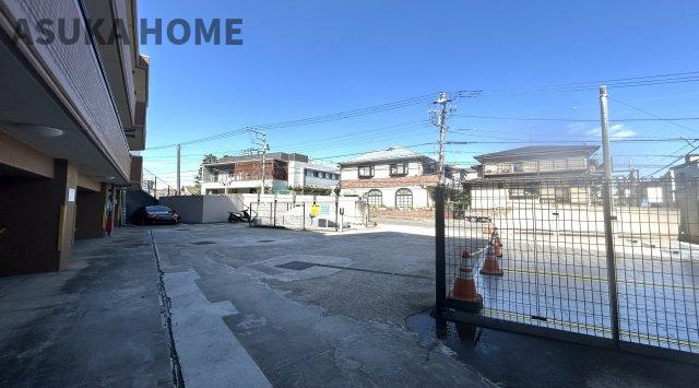 コスモヒルズ永田山王台 の駐車場|屋内にある駐車場は車の保管にも防犯面でも安心ですね。