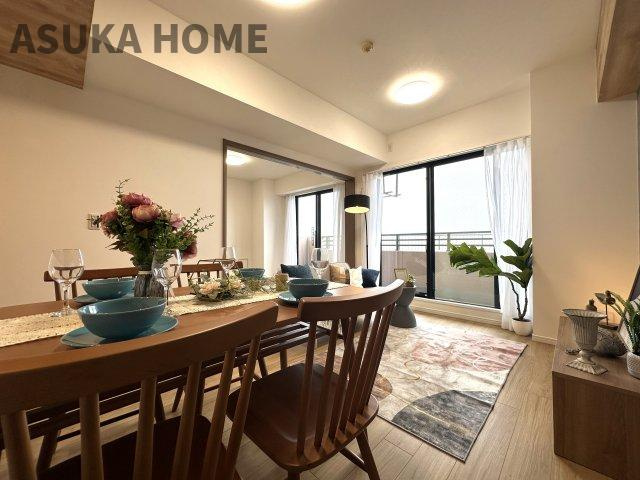 コスモヒルズ永田山王台 の居間・リビング|室内には優しい陽光が注ぎこみ爽やかな空間で心静かに過ごせますね。