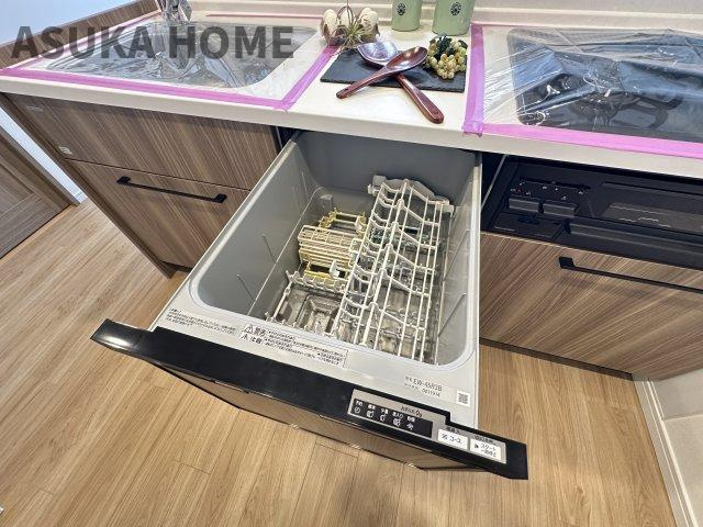 コスモヒルズ永田山王台 の独立洗面台|歯磨きをしたりメイクや髪をセットしたり、使いやすさが考えられた3面鏡です♪