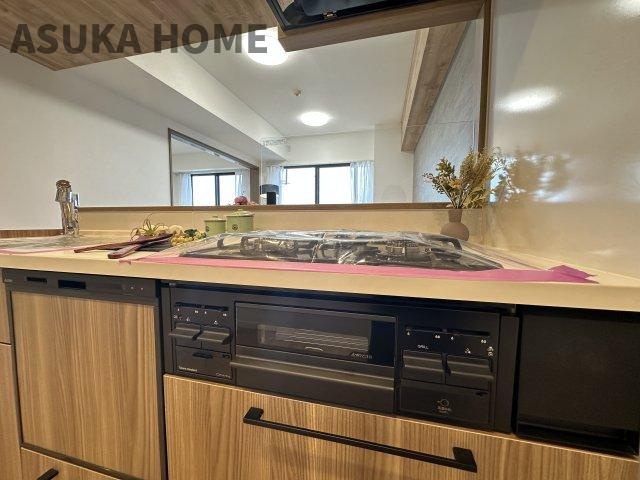 コスモヒルズ永田山王台 の洋室|吹き抜けの効果で室内にいても、たっぷりの陽光と爽やかな風を感じられますね。