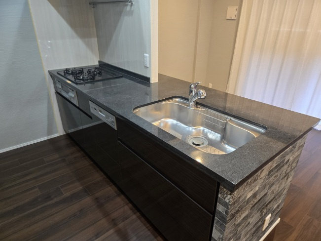 四条烏丸クロスマークのキッチン|ガス3口コンロのシステムキッチンです。