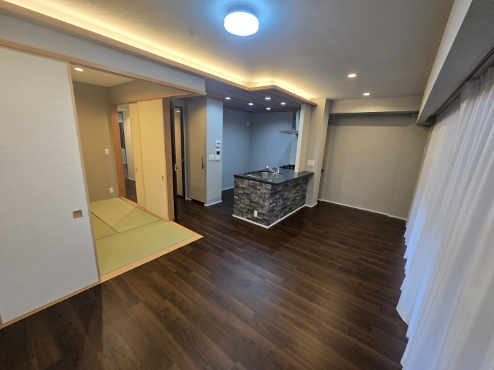 四条烏丸クロスマークの居間・リビング|約14.3帖のLDKです。