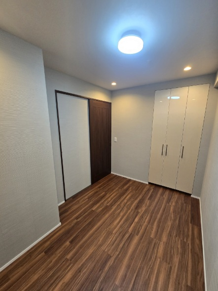 四条烏丸クロスマークの洋室|約5帖の洋室です。