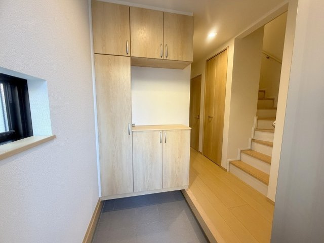 三郷市戸ケ崎3丁目　新築戸建　全1棟の玄関|玄関を開けて見える光景です