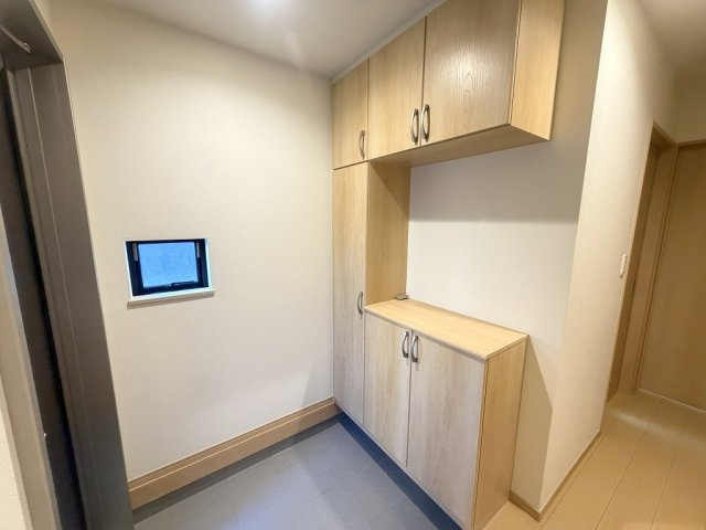 三郷市戸ケ崎3丁目　新築戸建　全1棟の玄関|カウンター部分にはお好きなインテリアが飾れます