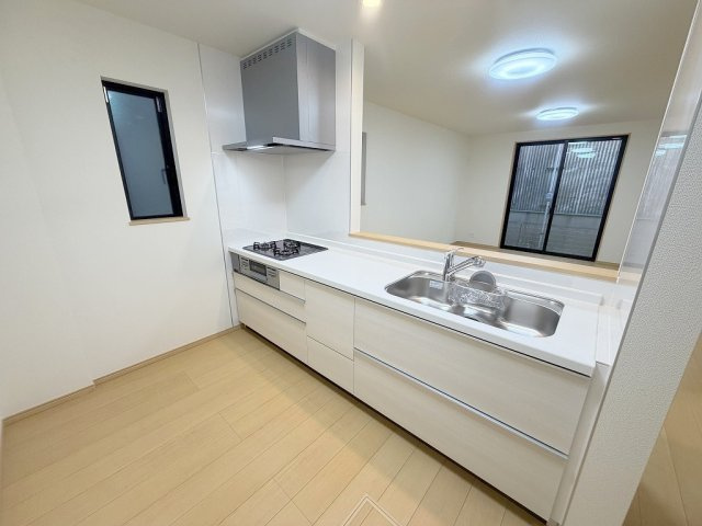 三郷市戸ケ崎3丁目　新築戸建　全1棟のキッチン|リビング全体が見渡せる対面システムキッチンです