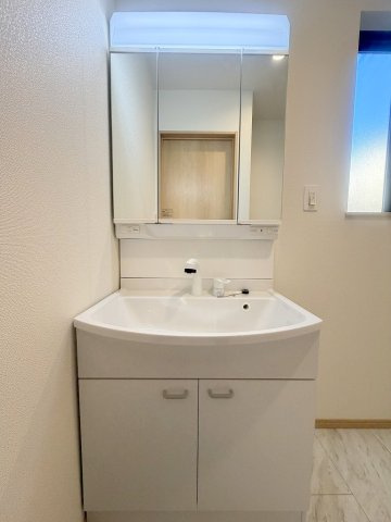 三郷市戸ケ崎3丁目　新築戸建　全1棟の独立洗面台|三面鏡付きシャワードレッサーで朝の準備も快適