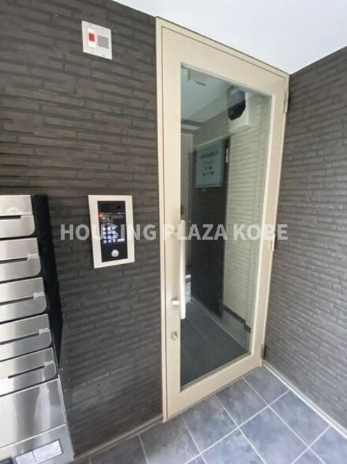 ジーメゾン神戸駒ヶ林のエントランス