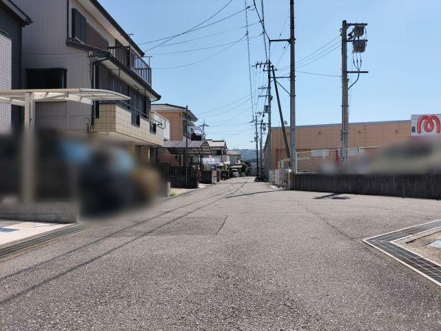 朝倉甲　中古戸建（築浅物件）の前面道路含む現地写真