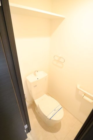 大阪市城東区関目５丁目の賃貸マンションのトイレ