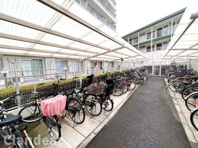 グローリア初穂お花茶屋の駐輪場|ドキドキの新生活も、安心してスタート。ぴったりの住まいを見つけませんか？クランディアが一緒に住まい選びをサポートします‼　まずは、お気軽にお問合せください　＃クランディア