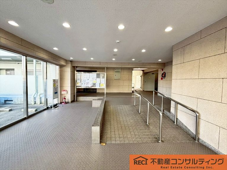 西宮グリーンマンション2号館のエントランス