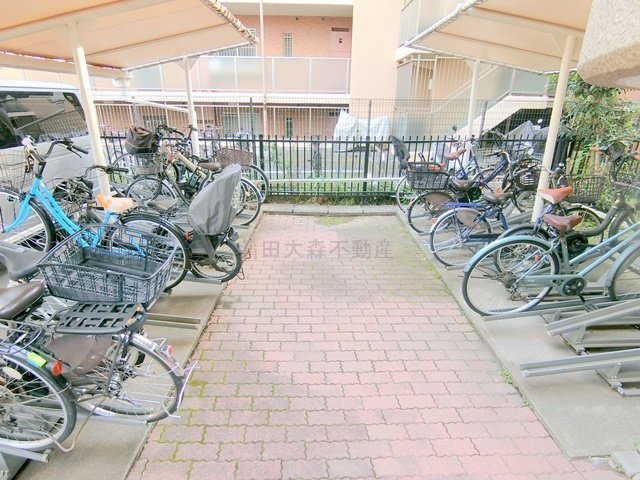 東急ドエルアルス久が原 B棟のその他共用部分|屋根付きの駐輪場