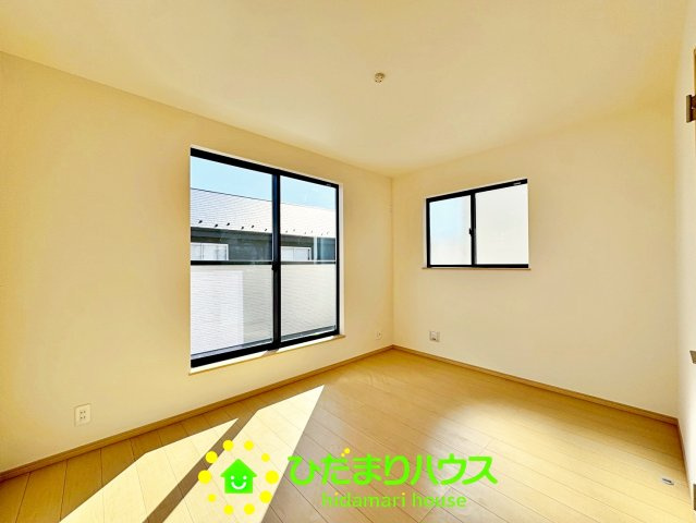 久喜市青毛１丁目6番　新築一戸建て　Dの寝室|広めの主寝室は、ベッドの他にもパソコンデスクやドレッサーなども置けます。