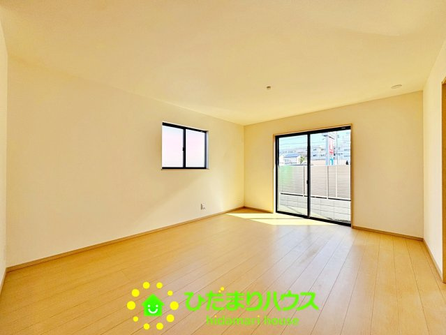久喜市青毛１丁目6番　新築一戸建て　Dの居間・リビング|複層ガラスの遮熱効果と断熱効果で、一年中快適に過ごせます。