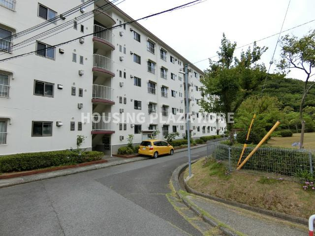 高倉台10団地43号棟の外観|近くには緑が沢山。