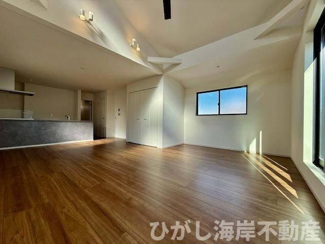 茅ヶ崎市柳島2丁目　新築戸建　全２棟のダイニング|21.7帖　開放感のある吹抜のLDK