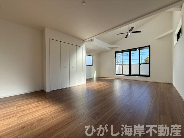 茅ヶ崎市柳島2丁目　新築戸建　全２棟の居間・リビング|21.7帖　開放感のある吹抜のLDK