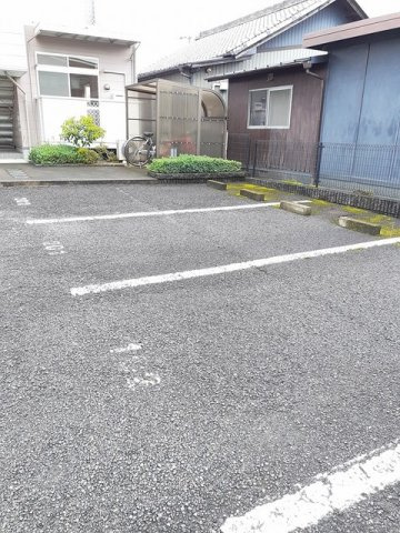 ボヌール栄の駐車場