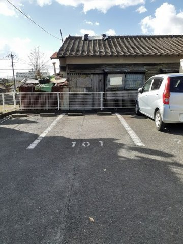 レビュー弐番館の駐車場