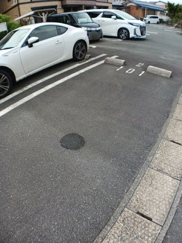 フォレストヒルズ２号館の駐車場