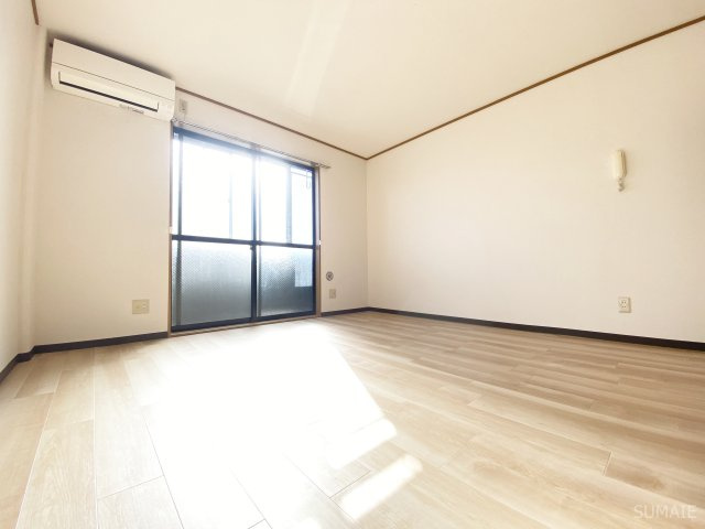 ハイツ日興の居間・リビング|広々としたリビングです！