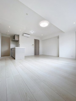 【居間・リビング】 | ブランズ瀬田 | ★南西向きの明るいリビングは床暖房付きで快適に過ごせます★