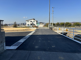 【前面道路含む現地写真】 | 土地　玉島上成　全7区画 | 北側進入路は幅員約5.3ｍの公道です。