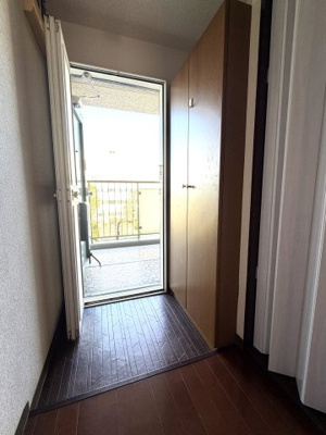 【玄関】 | 東大和グリーンタウン3号棟 | 玄関内側の写真です。大きなシューズボックスもございます(^^♪