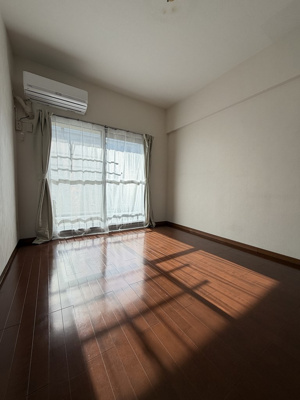 【洋室】 | 東大和グリーンタウン3号棟 | 南西側約6.4帖の洋室です。