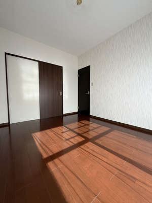 【洋室】 | 東大和グリーンタウン3号棟 | 南西側約6.4帖の洋室です。