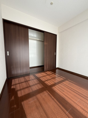 【洋室】 | 東大和グリーンタウン3号棟 | 南東側約4.5帖洋室の収納です。