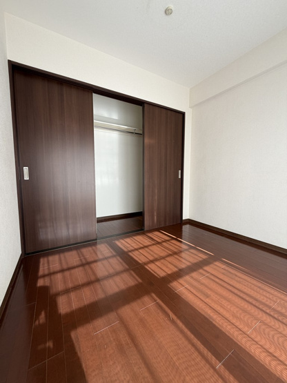 【洋室】 | 東大和グリーンタウン3号棟 | 南東側約4.5帖洋室の収納です。